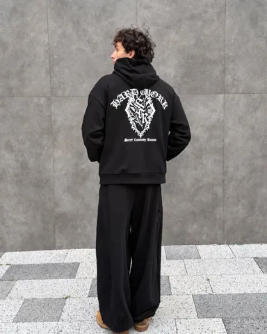 SCR MERCH: детали и силуэт одежды